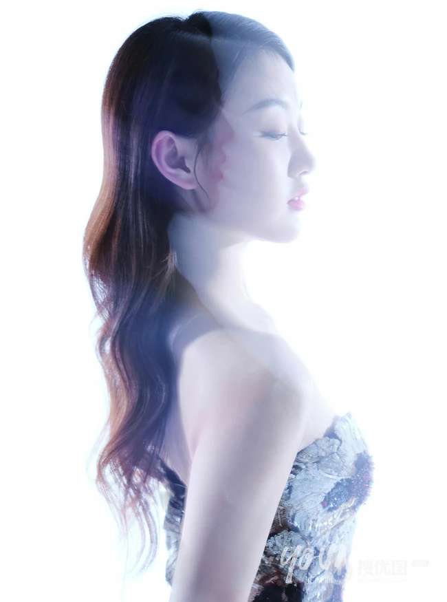 马丝桐冷艳高贵《明星爱街拍》杂志写真图片