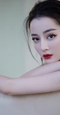 气质爆棚，迪丽热巴身着金色薄纱鱼尾裙礼服优雅动人暖色调写真照
