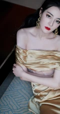 气质爆棚，迪丽热巴身着金色薄纱鱼尾裙礼服优雅动人暖色调写真照