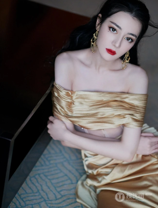 气质爆棚，迪丽热巴身着金色薄纱鱼尾裙礼服优雅动人暖色调写真照