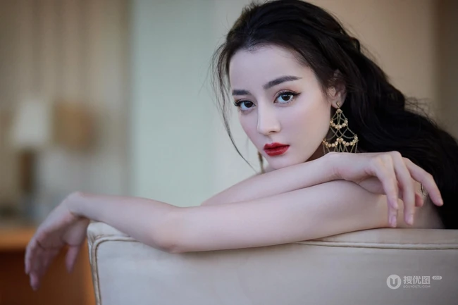 气质爆棚，迪丽热巴身着金色薄纱鱼尾裙礼服优雅动人暖色调写真照