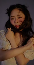 谭松韵可爱复古圆领小白裙搭配波浪卷长发少女心满满写真美照