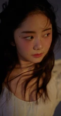 谭松韵可爱复古圆领小白裙搭配波浪卷长发少女心满满写真美照