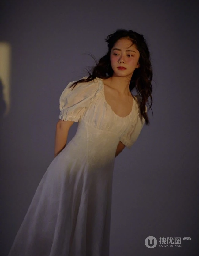 谭松韵可爱复古圆领小白裙搭配波浪卷长发少女心满满写真美照