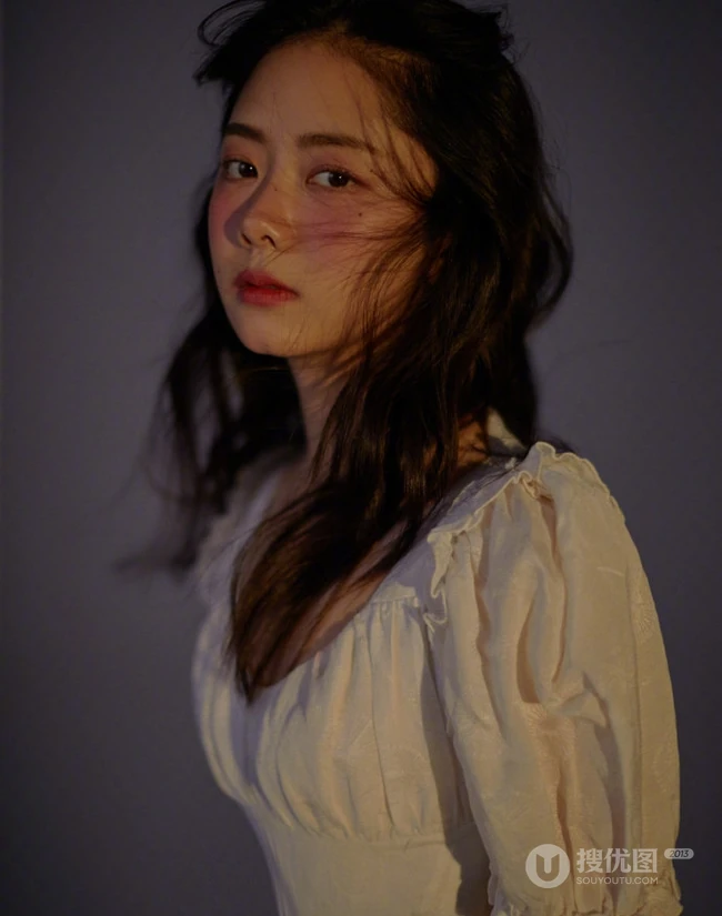 谭松韵可爱复古圆领小白裙搭配波浪卷长发少女心满满写真美照