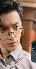 帅哥罗云熙戴着眼镜，拿着手机臭美自拍写真照片