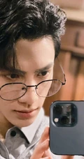 帅哥罗云熙戴着眼镜，拿着手机臭美自拍写真照片