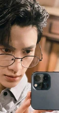 帅哥罗云熙戴着眼镜，拿着手机臭美自拍写真照片