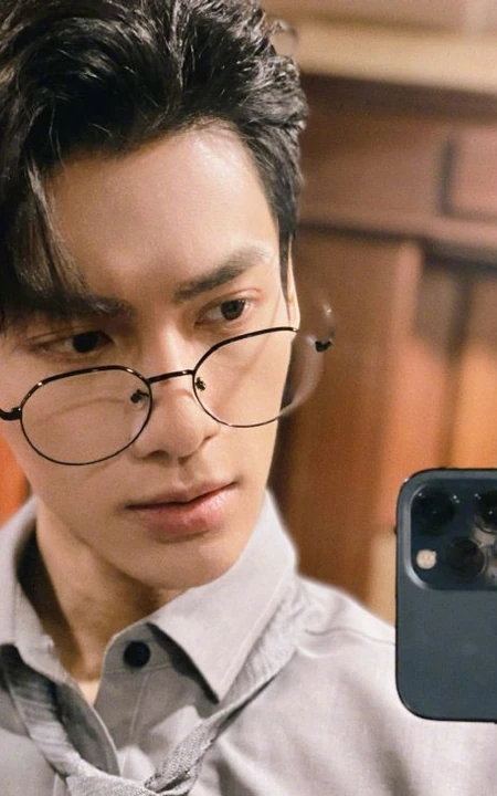 帅哥罗云熙戴着眼镜，拿着手机臭美自拍写真照片