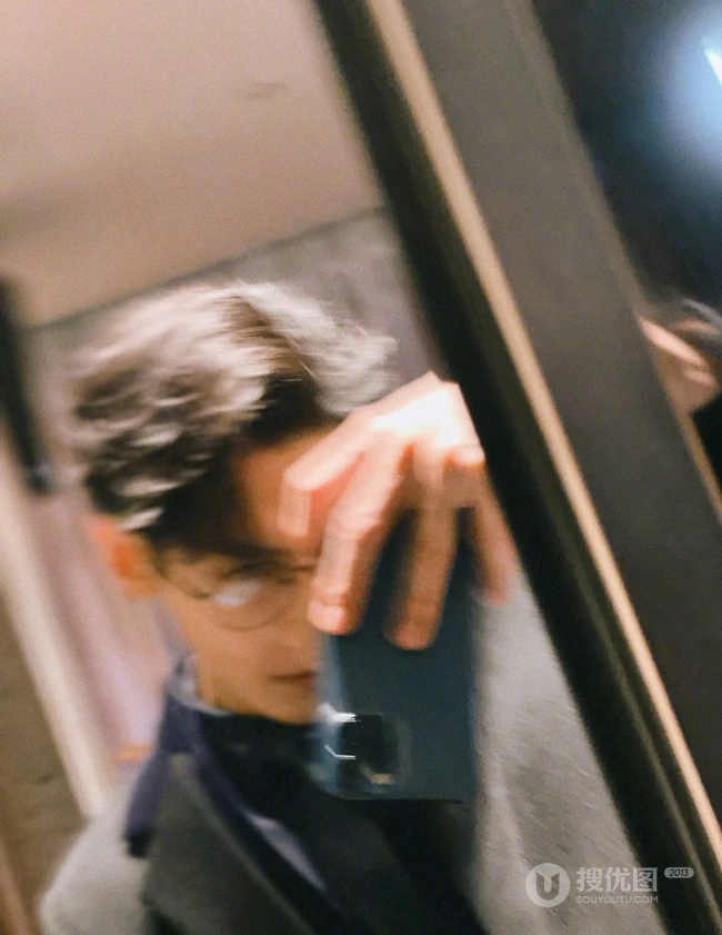 帅哥罗云熙戴着眼镜，拿着手机臭美自拍写真照片