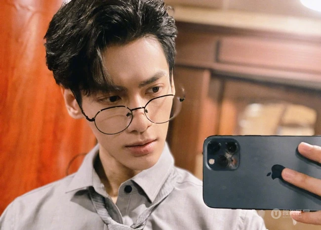 帅哥罗云熙戴着眼镜，拿着手机臭美自拍写真照片