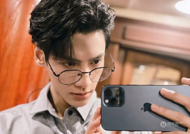 帅哥罗云熙戴着眼镜，拿着手机臭美自拍写真照片