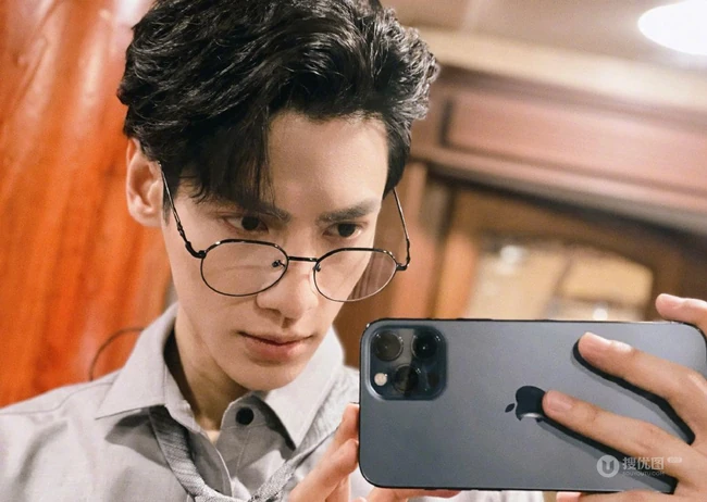 帅哥罗云熙戴着眼镜，拿着手机臭美自拍写真照片