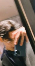 帅哥罗云熙戴着眼镜，拿着手机臭美自拍写真照片