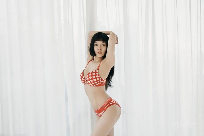 韩国女歌手泫雅与男友合拍气质情侣家居写真大片