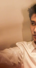 男人味十足，白衬衫帅哥彭冠英帅气居家慵懒写真照片