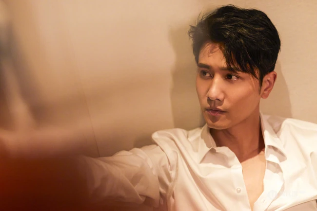 男人味十足，白衬衫帅哥彭冠英帅气居家慵懒写真照片