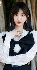 郑乃馨清新清新黑白搭户外大树旁拍摄写真美照