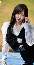 郑乃馨清新清新黑白搭户外大树旁拍摄写真美照