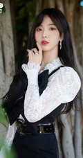 郑乃馨清新清新黑白搭户外大树旁拍摄写真美照
