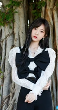 郑乃馨清新清新黑白搭户外大树旁拍摄写真美照