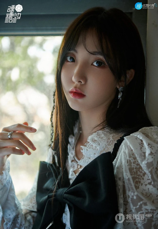 郑乃馨清新清新黑白搭户外大树旁拍摄写真美照