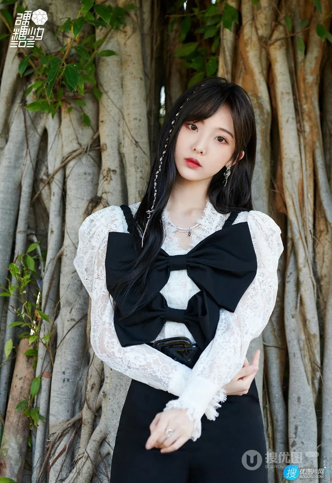 郑乃馨清新清新黑白搭户外大树旁拍摄写真美照