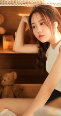 居家享受阳光的甜美清新大眼睛少女镂空白背心短裤高清写真美照