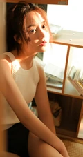 居家享受阳光的甜美清新大眼睛少女镂空白背心短裤高清写真美照