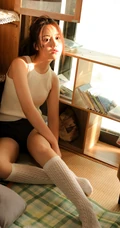 居家享受阳光的甜美清新大眼睛少女镂空白背心短裤高清写真美照