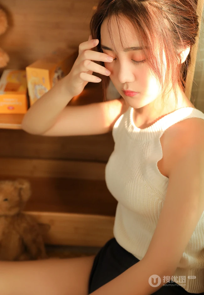 居家享受阳光的甜美清新大眼睛少女镂空白背心短裤高清写真美照