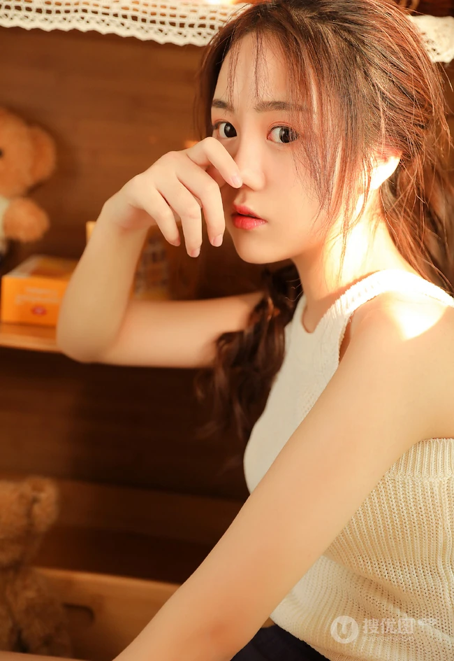 居家享受阳光的甜美清新大眼睛少女镂空白背心短裤高清写真美照