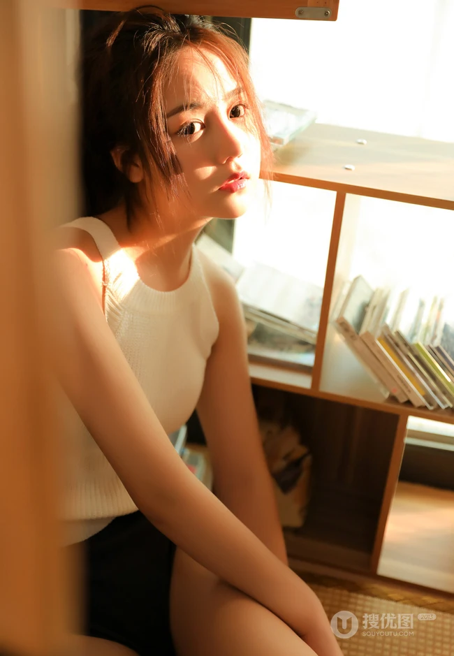 居家享受阳光的甜美清新大眼睛少女镂空白背心短裤高清写真美照