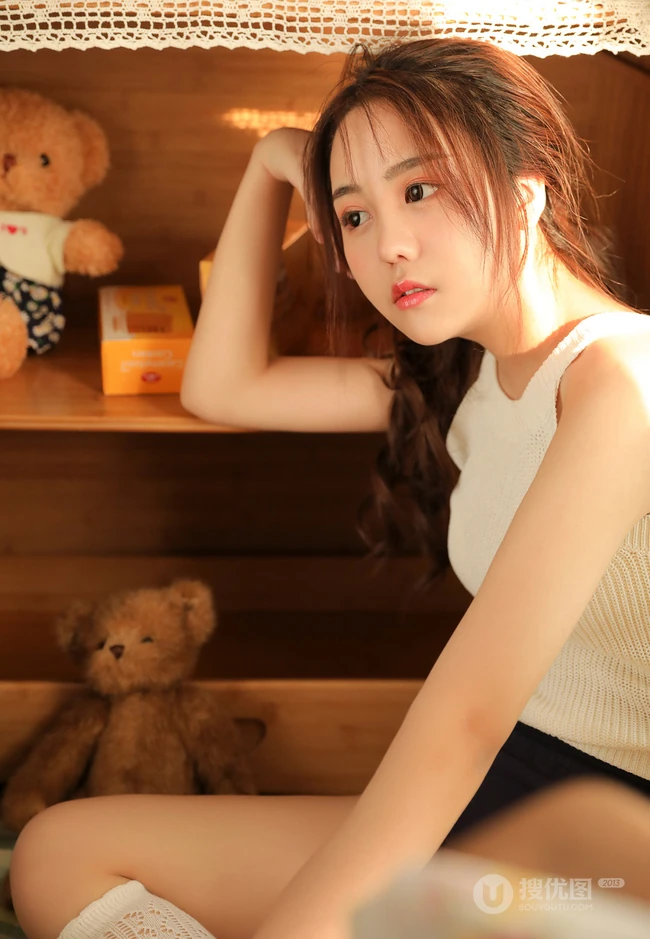 居家享受阳光的甜美清新大眼睛少女镂空白背心短裤高清写真美照