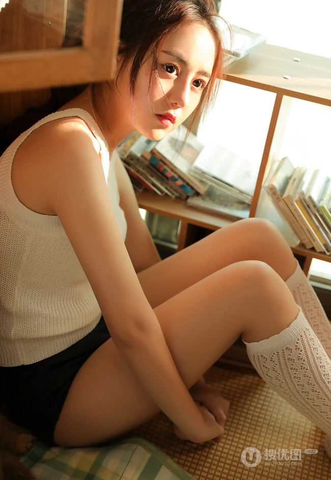 居家享受阳光的甜美清新大眼睛少女镂空白背心短裤高清写真美照