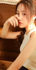 居家享受阳光的甜美清新大眼睛少女镂空白背心短裤高清写真美照