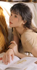 颜值高，身材棒，精选纤细线条线条感少女休闲T恤衫短裤居家可爱甜美写真照