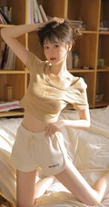 颜值高，身材棒，精选纤细线条线条感少女休闲T恤衫短裤居家可爱甜美写真照