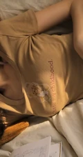 颜值高，身材棒，精选纤细线条线条感少女休闲T恤衫短裤居家可爱甜美写真照