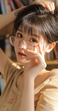颜值高，身材棒，精选纤细线条线条感少女休闲T恤衫短裤居家可爱甜美写真照
