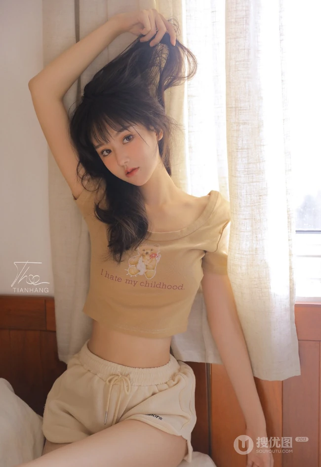 颜值高，身材棒，精选纤细线条线条感少女休闲T恤衫短裤居家可爱甜美写真照