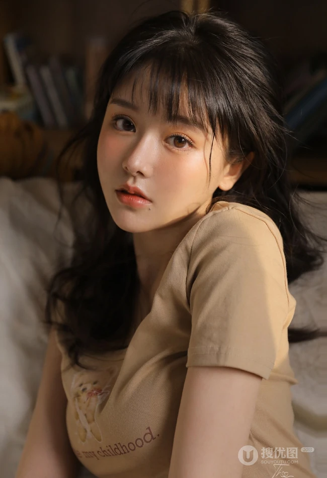 颜值高，身材棒，精选纤细线条线条感少女休闲T恤衫短裤居家可爱甜美写真照