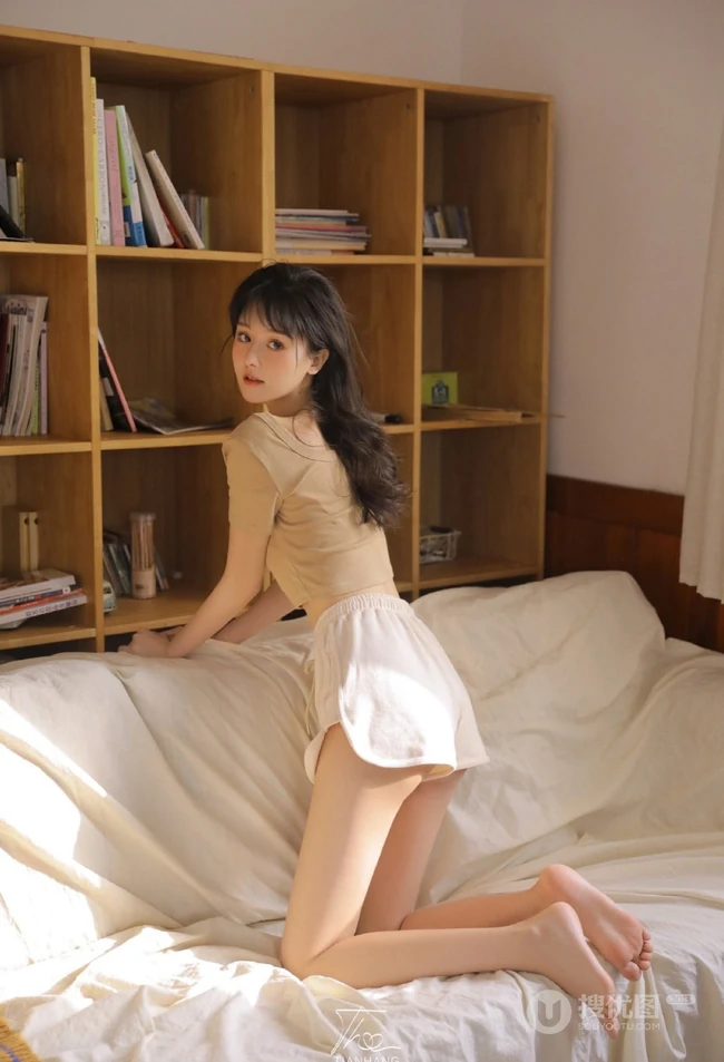 颜值高，身材棒，精选纤细线条线条感少女休闲T恤衫短裤居家可爱甜美写真照