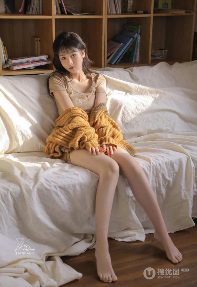 颜值高，身材棒，精选纤细线条线条感少女休闲T恤衫短裤居家可爱甜美写真照