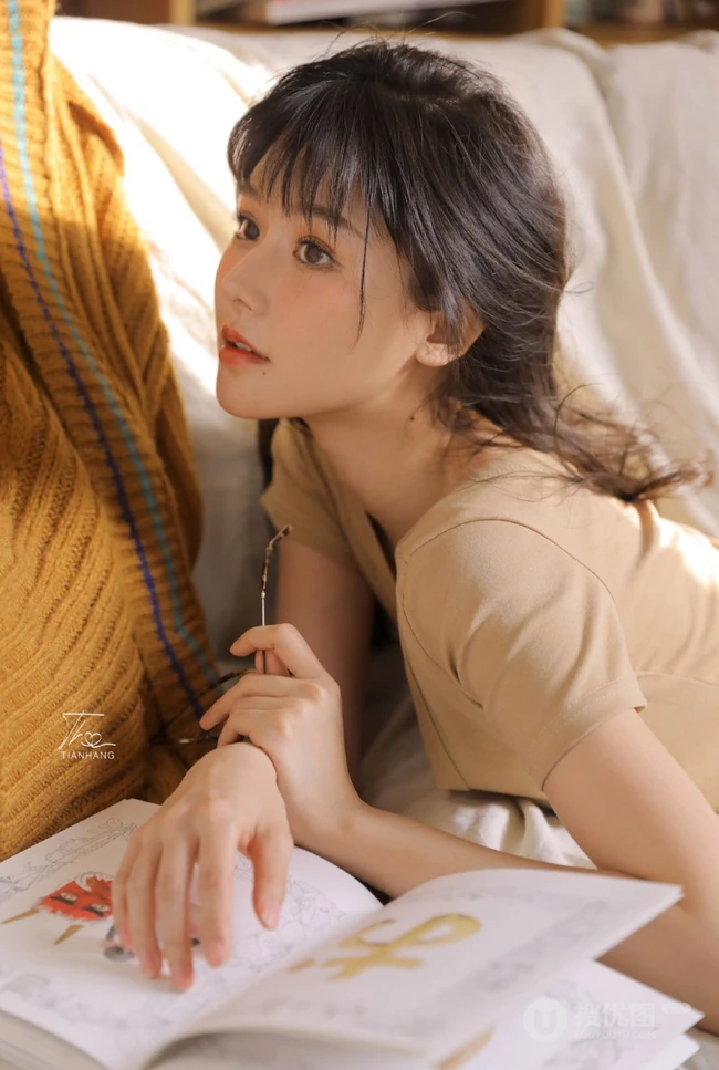 颜值高，身材棒，精选纤细线条线条感少女休闲T恤衫短裤居家可爱甜美写真照