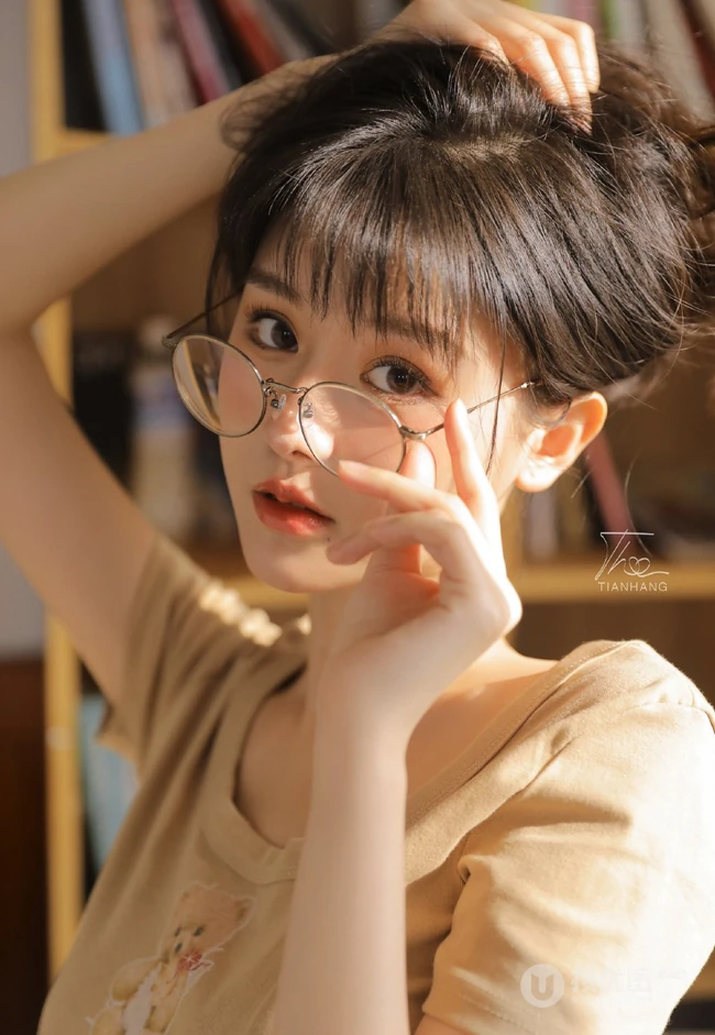 颜值高，身材棒，精选纤细线条线条感少女休闲T恤衫短裤居家可爱甜美写真照
