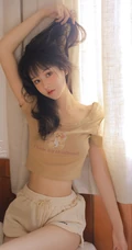 颜值高，身材棒，精选纤细线条线条感少女休闲T恤衫短裤居家可爱甜美写真照