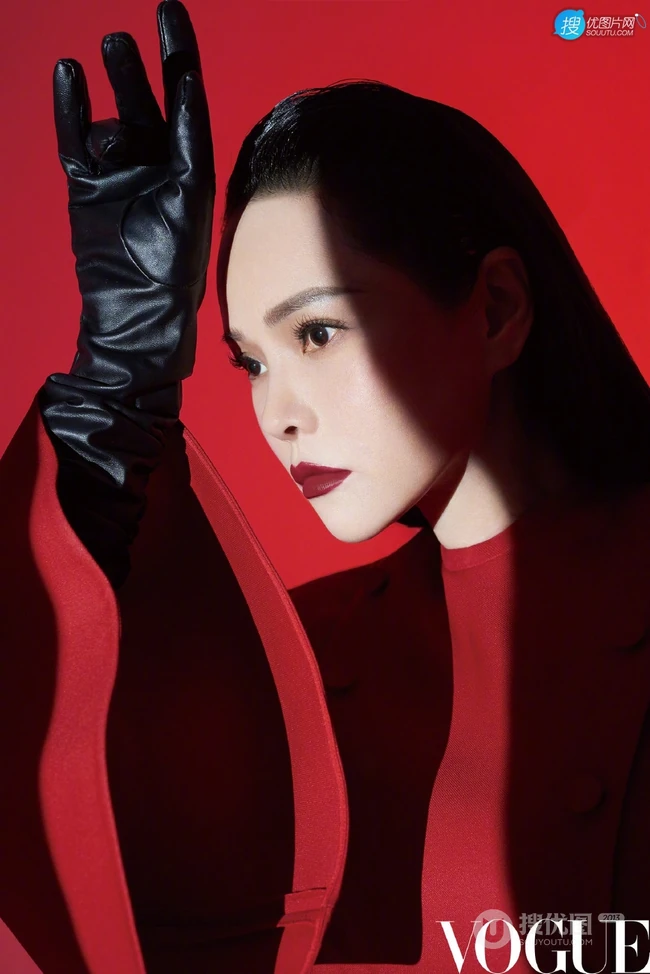 伊能静轻熟范十足穿搭最新杂志写真大片美照