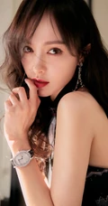 唐嫣代言某手表品牌气质写真，身着复古中国风肩带礼服，香肩锁骨动人