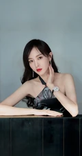 唐嫣代言某手表品牌气质写真，身着复古中国风肩带礼服，香肩锁骨动人